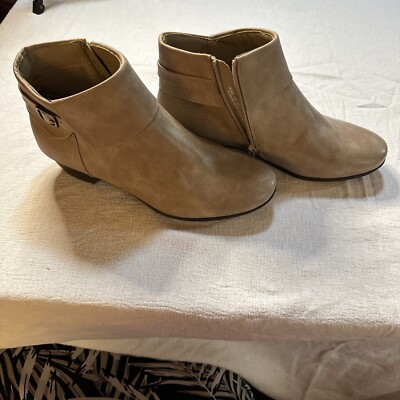 Women s Bootie Stone Side Zip Brass Buckle & Strap Accent 10W 1-1/2  Heel New
