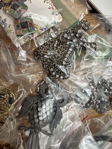 Almost 3Lbs.Vintage To Now COSTUME JEWELRY Lot Wearable And Boxes B1 - Picture 6 of 13
