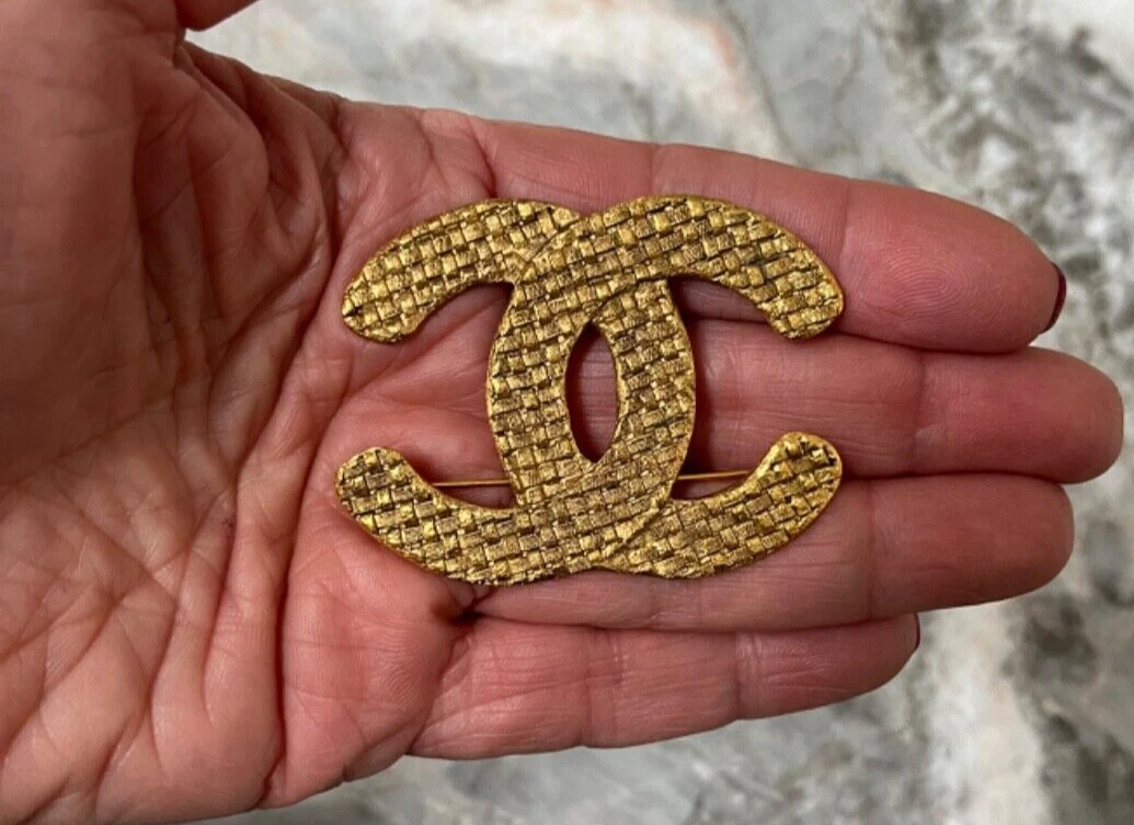 シャネル ランウェイ ゴールドトーン ソーイング レディ ピン Chanel