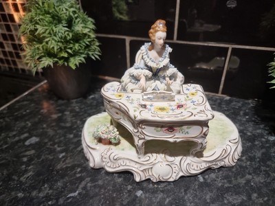 Original irische Dresden MZ Porzellan Spitzen Figur, atemberaubendes Stück.