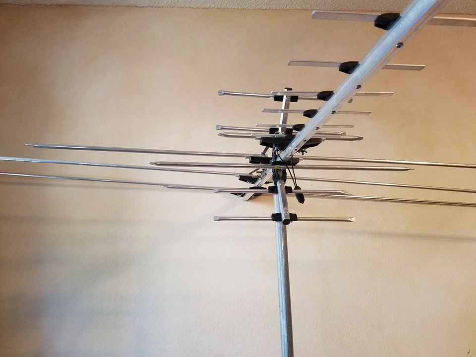 250 Mile Long Range HDTV1080p Outdoes 990 m TV Antenna Digital UHF/VHF FM Radio - Image 3 of 4