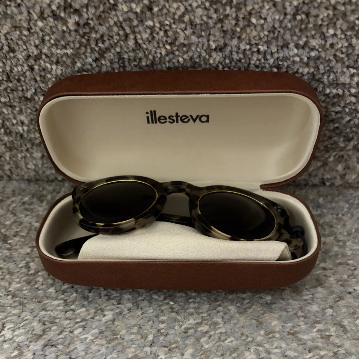 ILLESTEVA Alina Round Gold Brown Lenses Sunglasses Illesteva | Accessories | Illesteva Alina Gold Round  main image 4