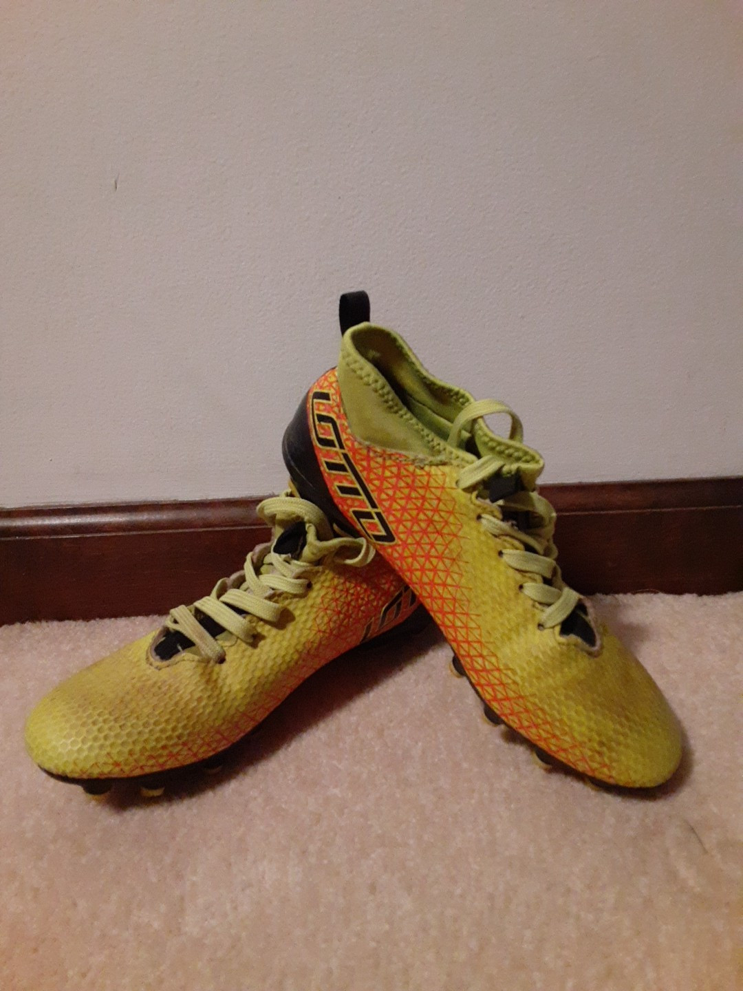 Tacchetti calcio lotto gialli e arancioni. Adulto taglia 7.