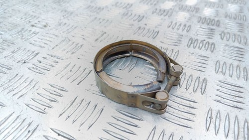 Muffler pipe connector clamp