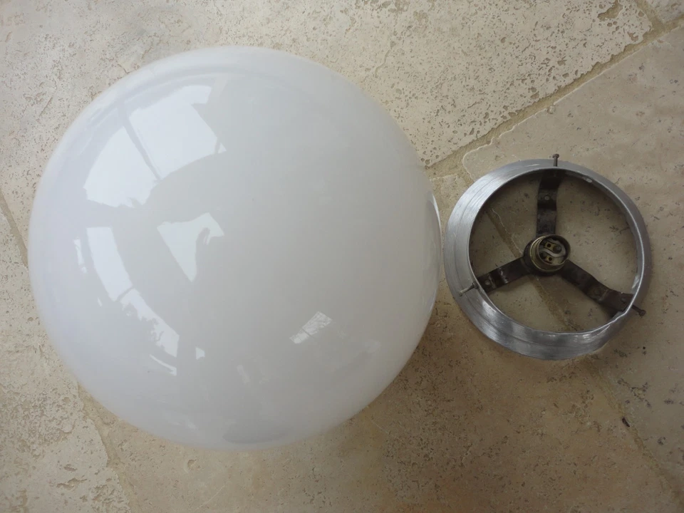 2 LUSTRES  GLOBES BLANCS ANCIENS VINTAGE diamètre 24 cm - Photo 4/4