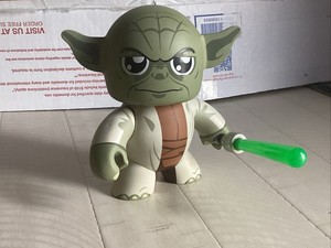 Star Wars Mighty Muggs Yoda Vinyl Figurine w/ Light Saber Hasbro 2008 Target Toy