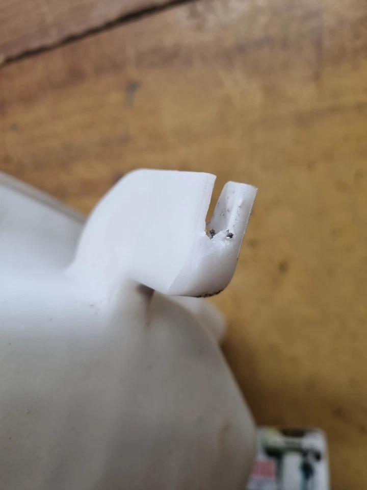 TOYOTA COROLLA OVERFLOW BOTTLE ZZE122 12/01-06/07 (PART OF FAN SHROULD)  - image 2 of 4