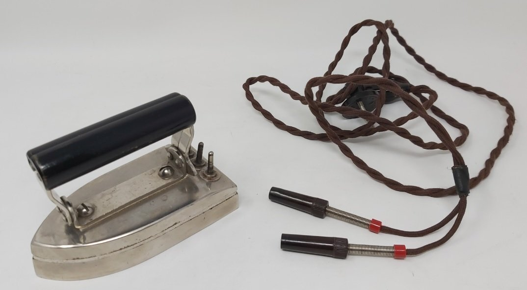 Fer à Repasser De Voyage Vintage – Pièces Acier Et Bakélite, Avec étui, Modèle 93414