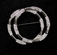 Vintage Emmons Interlocking Circle Infinity Round Textured Silvertone Brooch Pin
