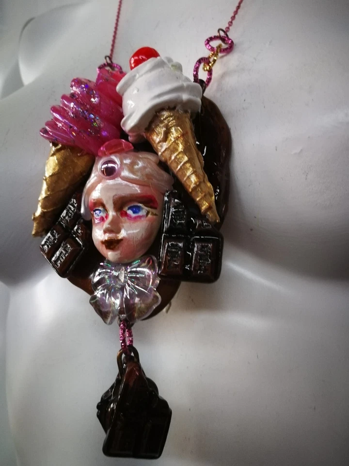 Joyería Art Deco Nuevo Muñeca Cabeza Escultura Colgante Chocolate Taza Pastel Helado Foto 2 de 4