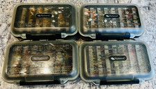 4 scatole mosche Wychwood Vuefinder complete di mosche. Tutti gli 8 lati sono completi