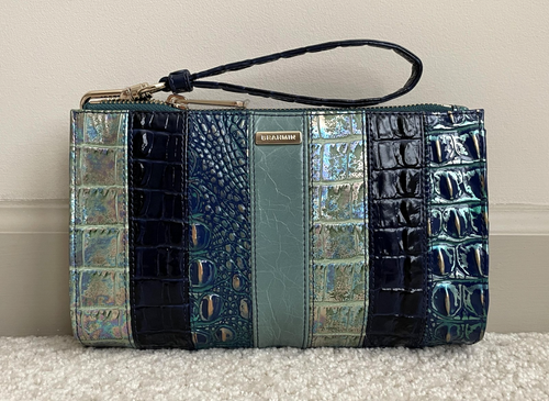 Brahmin DAISY grande fermeture éclair Lthr poignet pochette BLUE FLASHBACK dragon dauphin neuf avec étiquette - Photo 2/15