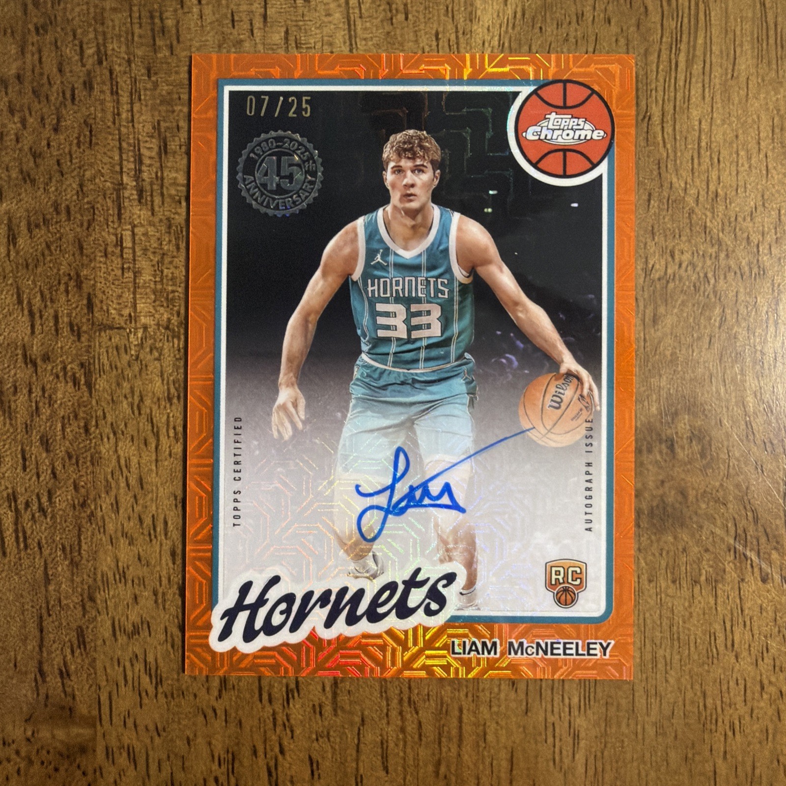 2025-26 Topps Liam McNeeley Orange Chrome Silver Pack On Card Auto /25 Hornets