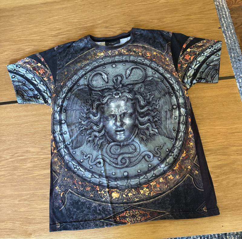Givenchy Medusa Graphic T Shirt Black Size L Authentic Great Condition