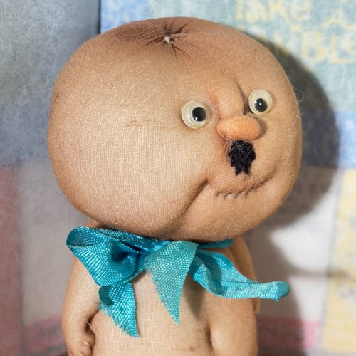 Statuina bambola peluche vintage in nylon con baffi spazzolino, fatta a mano 5" - Foto 4 di 8