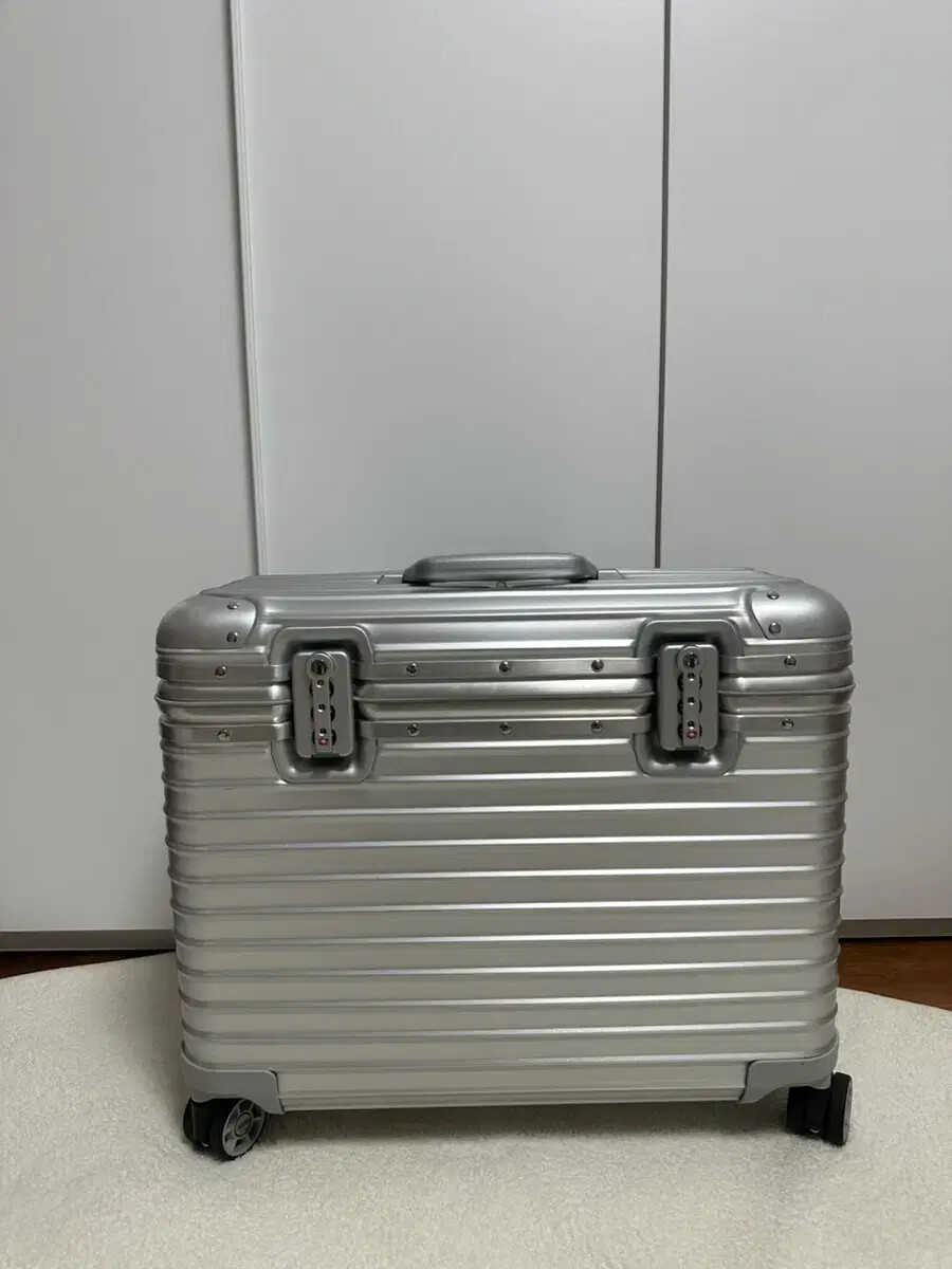 RIMOWA PILOT 37ℓ big-05_1.png?v=1634584323