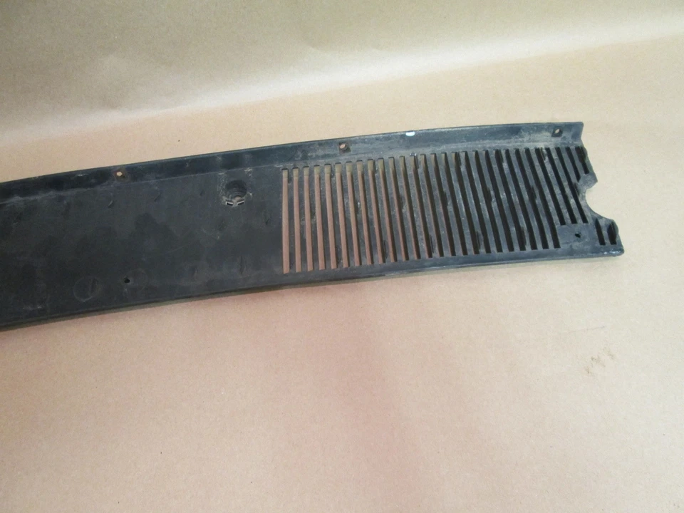 Ferrari Mondial — правосторонняя наружная решетка — капот лобового стекла No 60587500 - Изображение 4 из 4