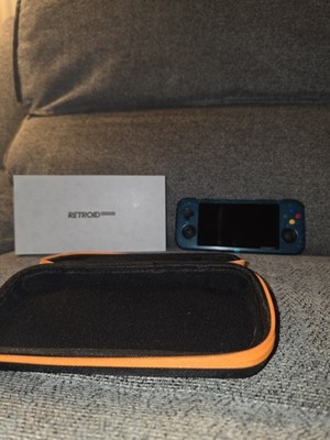 Retroid Pocket 3 Plus (Clear Blue) - Handheld-Spielkonsole, Box und Case