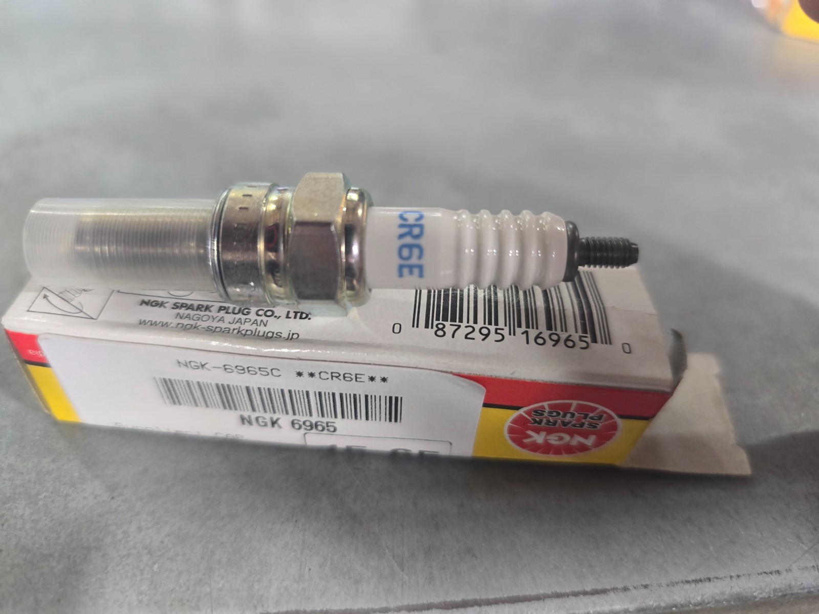 NEW NGK 6965 Spark plug CR6E