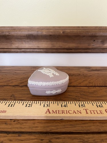 Wedgwood Jasperware Light Pink & White Heart Trinket Box "Celebrating 1999” - Picture 3 of 7