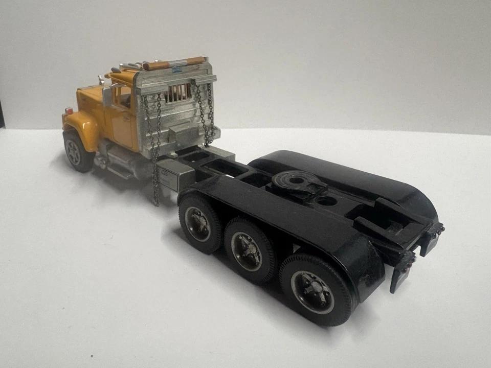 Трактор Smith Models Mack Superliner с широкой нагрузкой желтый - Изображение 3 из 3