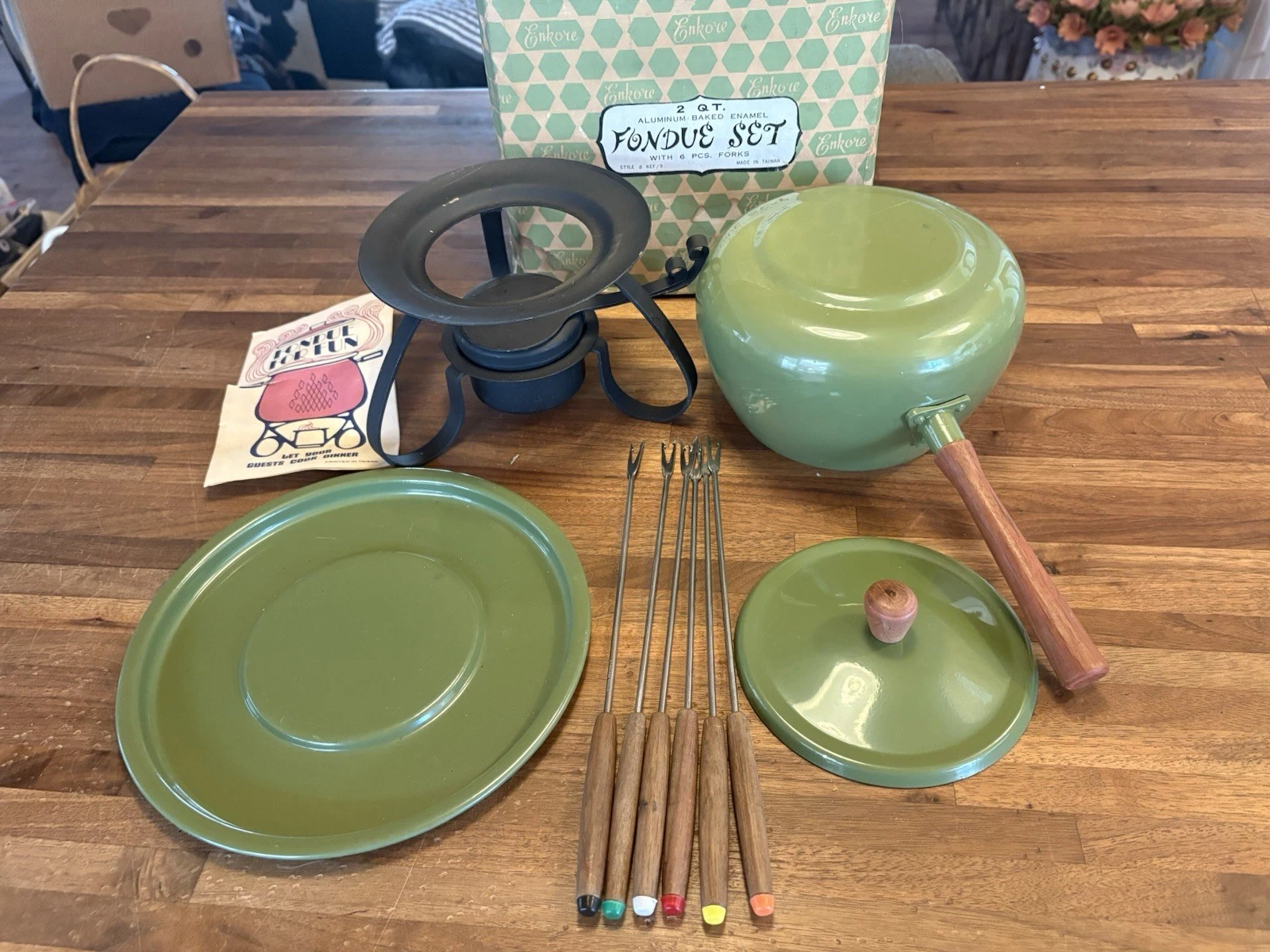 Vintage ENKORE Avocado Green Enamel Fondue Pot Set Wood Handle with SIX FORKS
Opens in a new window