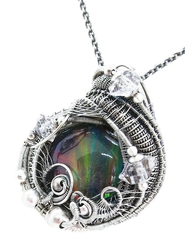 Colgante Aurora Opal envuelto en alambre en plata de ley con diamantes Herkimer Foto 3 de 4