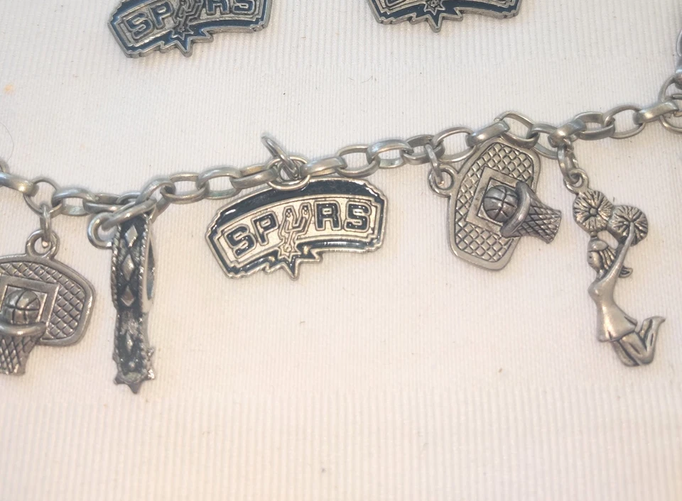  Conjunto de pulsera, pendientes y prendedores San Antonio SPURS NBA en buen estado Foto 3 de 4