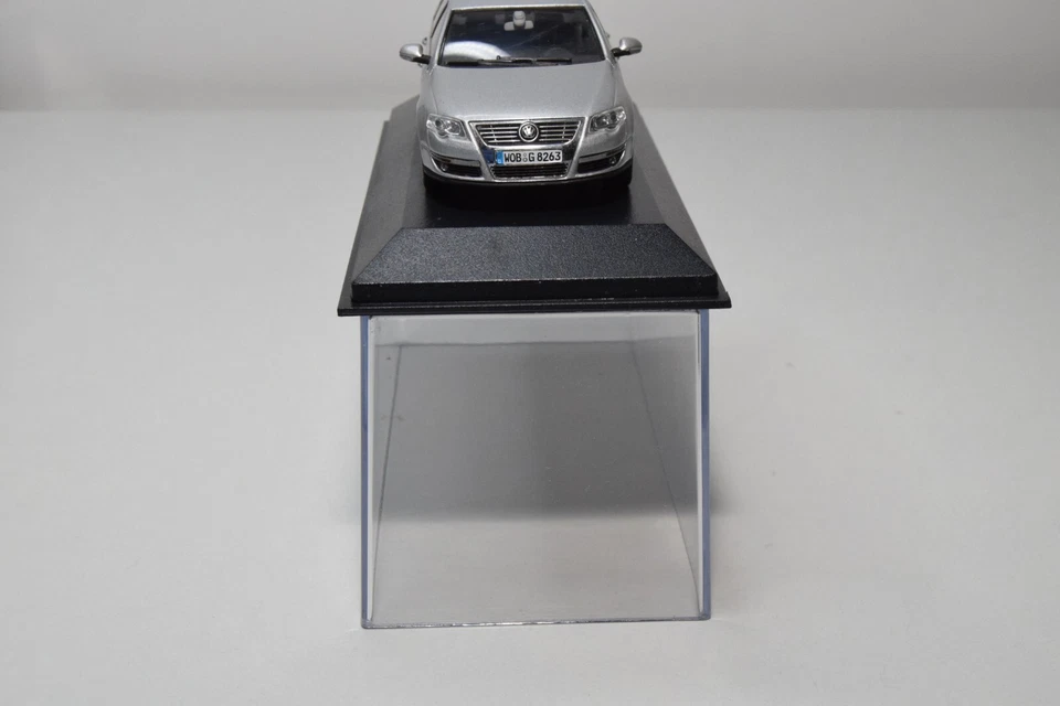 B38 1:43 MINICHAMPS VW VOLKSWAGEN PASSAT BERLINE LIMOUSINE WITH. GREY DEALER ... - Photo 4/4