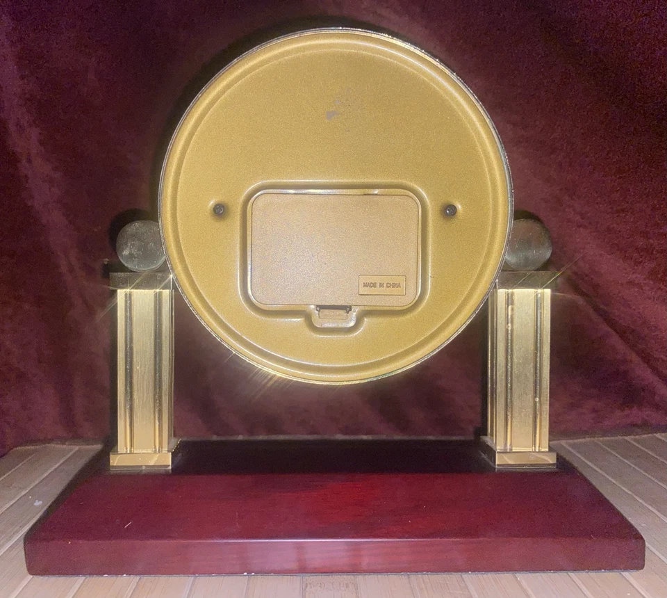 Reloj de escritorio Bolova de madera y metal funcionando   Foto 2 de 4