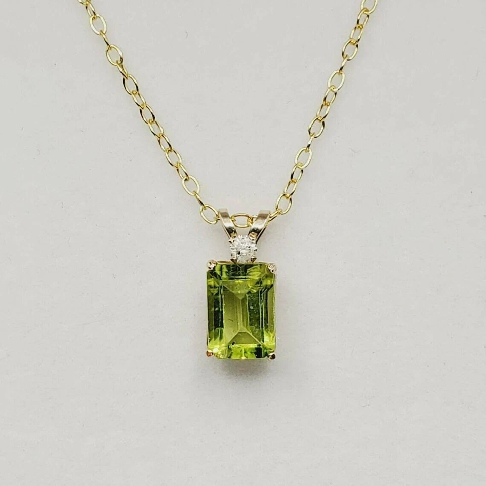 Colgante solitario de peridoto verde corte esmeralda de 2 quilates cadena libre de oro amarillo de 14 quilates para mujer Foto 2 de 4