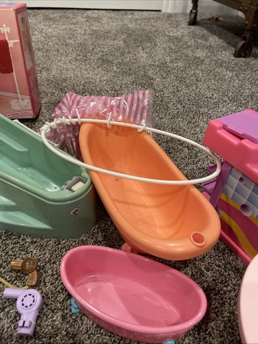 Lotto mobili misti casa delle bambole Barbie vintage e accessori cucina bagno - Foto 6 di 10