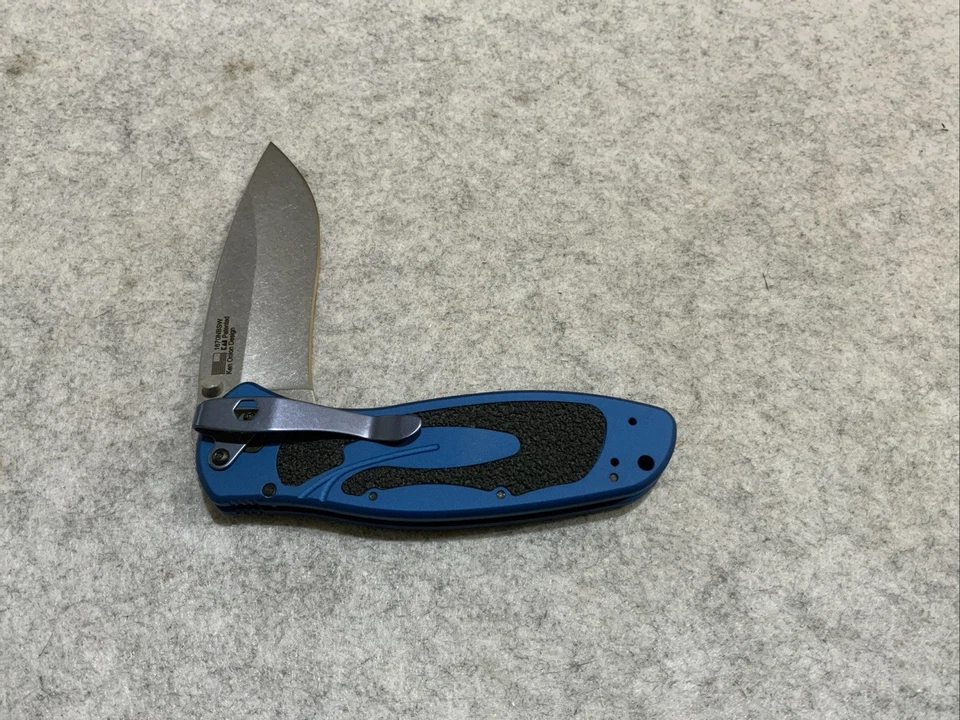 Navaja de bolsillo Kershaw 1670NBSW azul marino desenfocada con clip de titanio personalizado Foto 3 de 4
