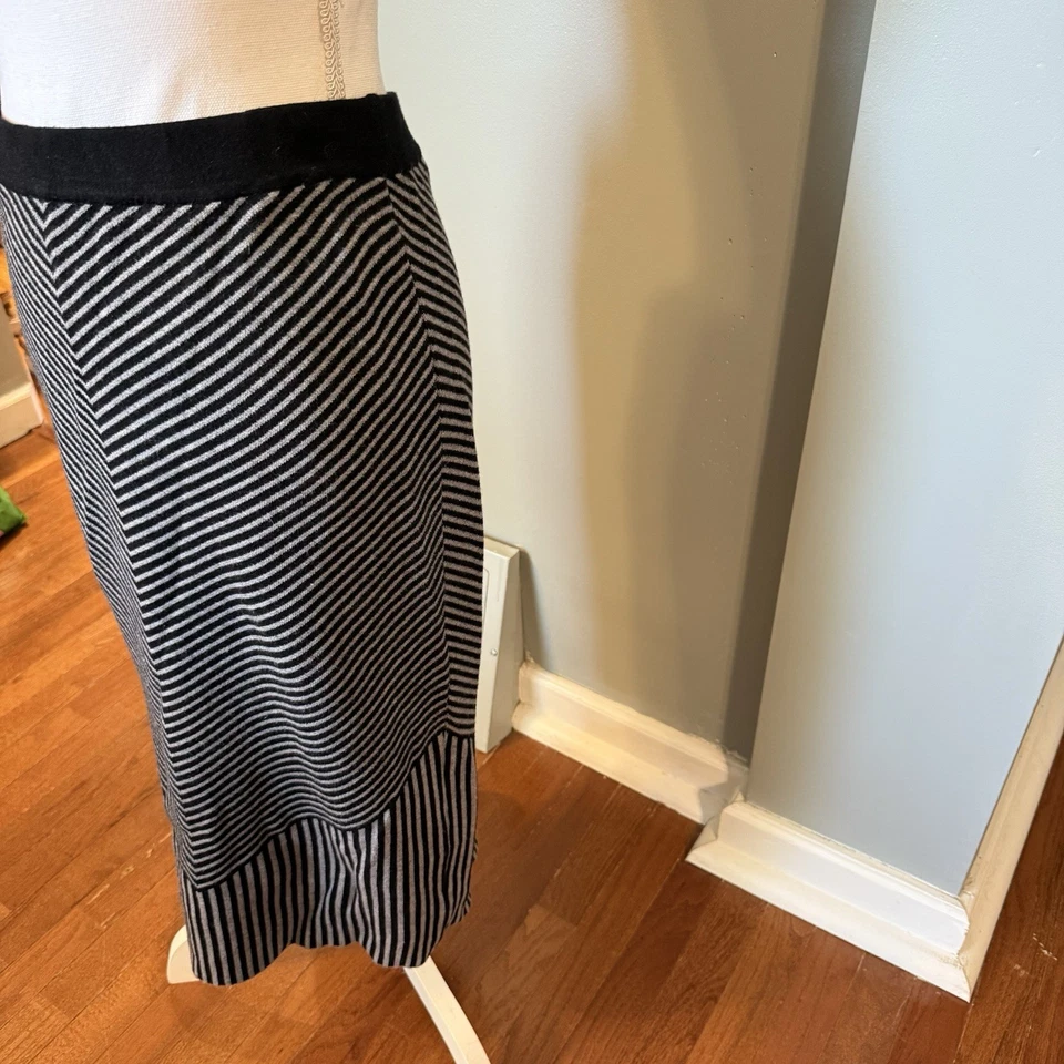 Falda lápiz Tahari suéter tejido midi elástico - negra y gris. Elástico. Mediano. Foto 4 de 4