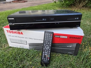 Toshiba DVR620 registratore DVD/VHS 1080p. CON scatola/documenti. Spedizione economica senza riserva!