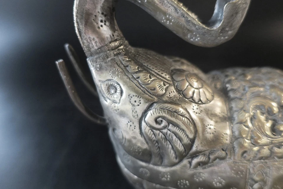 Antigua pareja de elefantes jemeres de plata camboyanos con caja de betel Foto 4 de 4