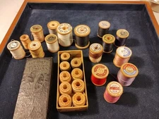 lot of J&P COATS Mending Floss Assortment Box w Assortment of Wood Spools