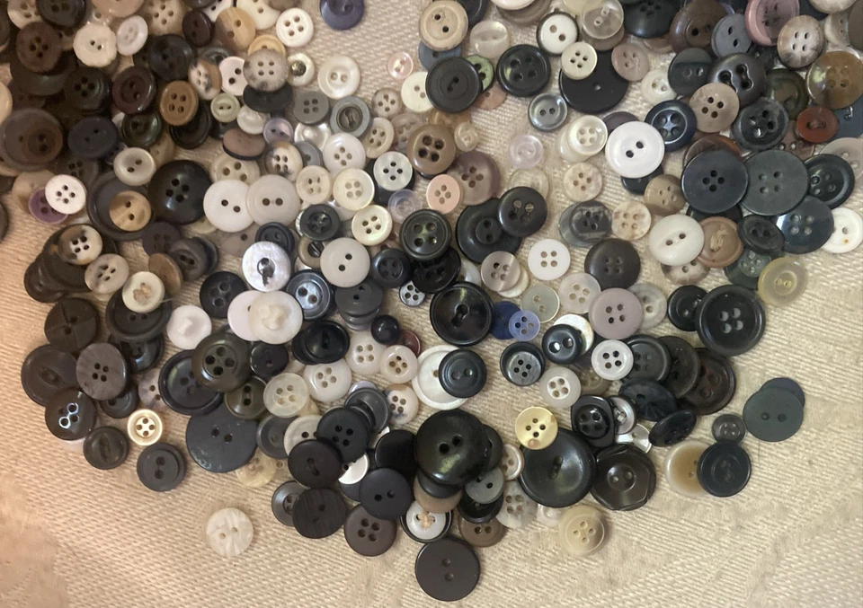 Mixed Bulk Buttons for Crafts/Sewing Lots of Vintage and New Buttons half pound+ - Image 3 of 4