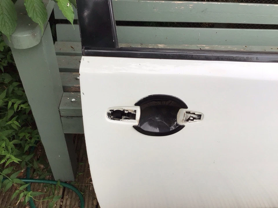 Mitsubishi L200 2006-2015 Drivers Front Door Single Cab White - Image 4 of 4