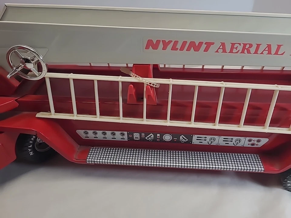 Nylint engin 885 district 2 fire ladder truck vintage 1980's - Image 4 of 4