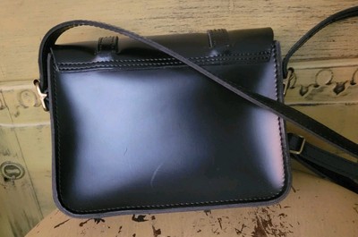 Dr.Martens 7インチ Leather Satchel Bag BLA… 7 Inch Padded Leather Satchel in Black | Dr. Martens