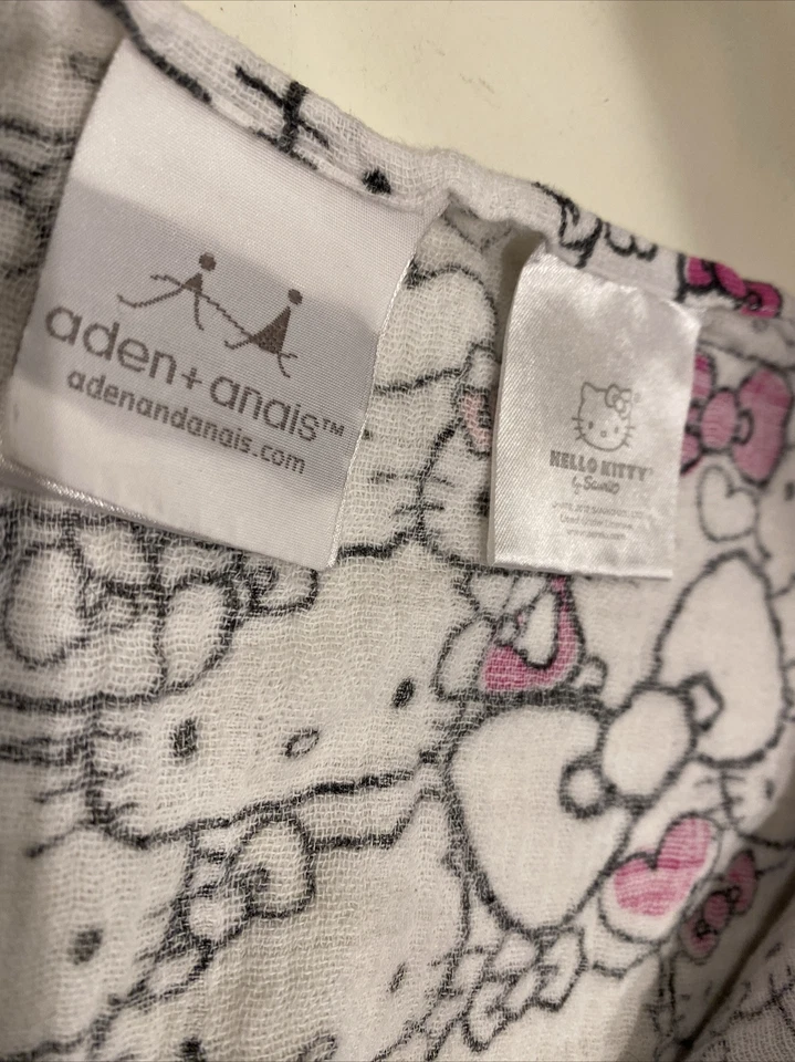 Manta envolvente de muselina para bebé niña Aden & Anais Hello Kitty rosa/blanco/negro Foto 2 de 3