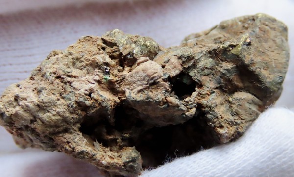 Piedra volcanica con puntos de PIRITA Colombiana 19 grs