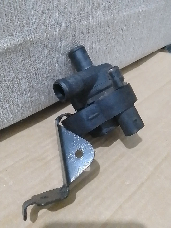 MERCEDES BENZ C CLASS E CLASS VITO W447 AUXILIARY WATER PUMP A2118350028 - Image 2 of 4