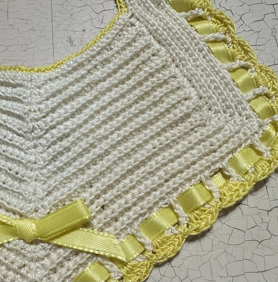 Babero bebé vintage hecho a mano o tejido con cinta amarilla. Decoración Cottagecore Foto 4 de 4