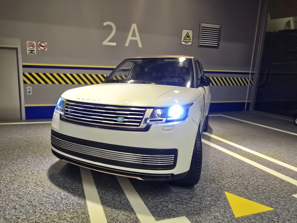 1:18 Range Rover L460 2022 TDV8 4.4 V8 White Vogue Detailed Diecast Model - Image 4 of 4