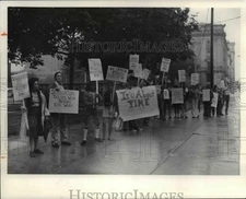1976 Press Photo Clevelander for Equal Education Now protest on Public Sqaure.
