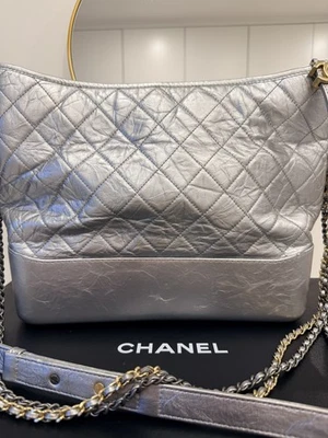Chanel Gabrielle Hobo Large Cuir Métallisé Argent – certificat d’authenticité - Photo 1/4