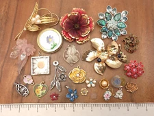Vintage - Now 25 Piece All Flower Floral Pendant Craft Repurpose Jewelry Lot #12