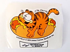 VINTAGE 80s GARFIELD HOTDOG SCRATCH N SNIFF STICKER STILL SMELLS JIM DAVIS 1978
